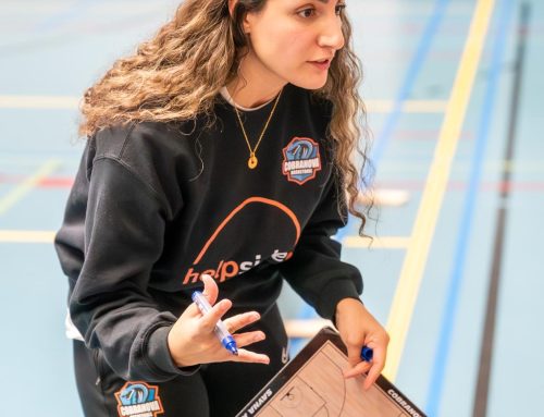 Sayna Azad hoofdcoach van GBI van Dijk Grasshoppers Vrouwen Senioren 1  